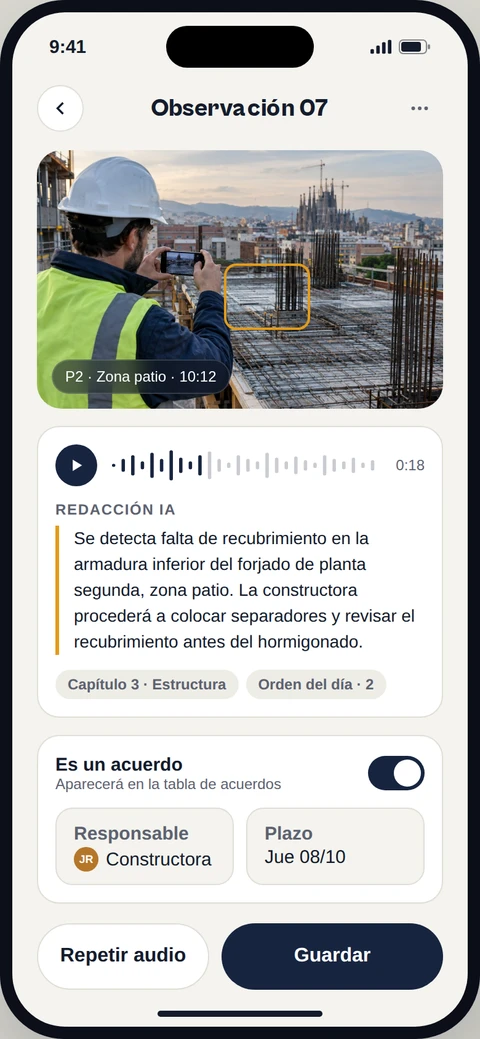 Pantalla de DocuSite con foto de obra, nota de voz, redacción IA y acuerdo con responsable y plazo
